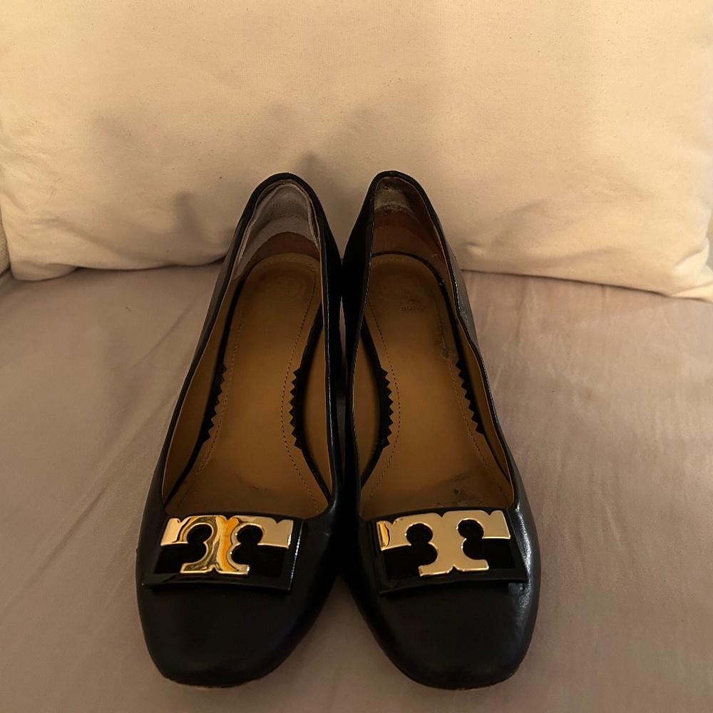 Tory Burch 2 inch Gigi Round Toe  Size 6.5 - gold heel